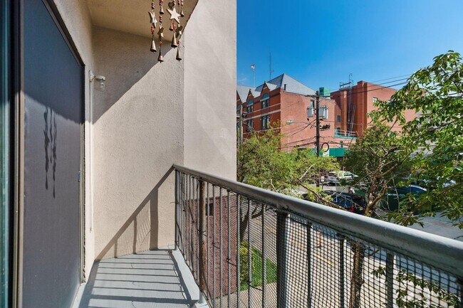 Building Photo - 318 38th St