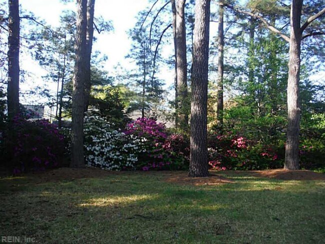 Building Photo - Larchmont