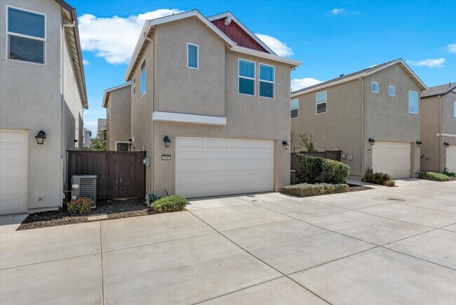Building Photo - 2717 N Cove Dr
