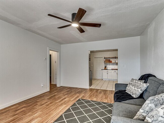 Building Photo - 1229 Meta Ave