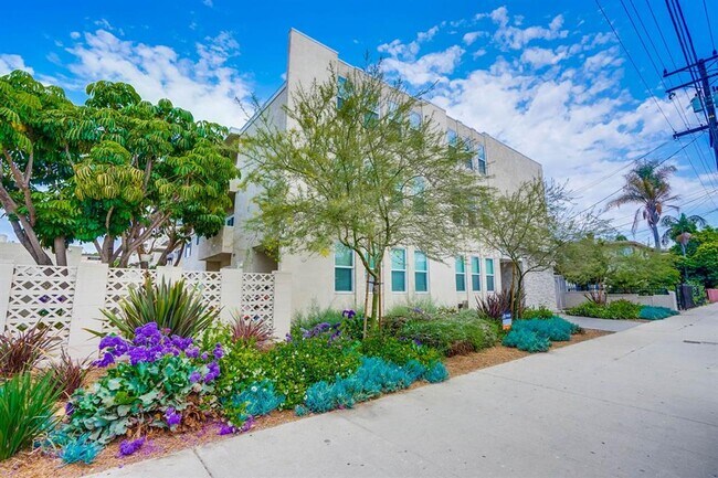 Building Photo - 537 E Hyde Park Blvd