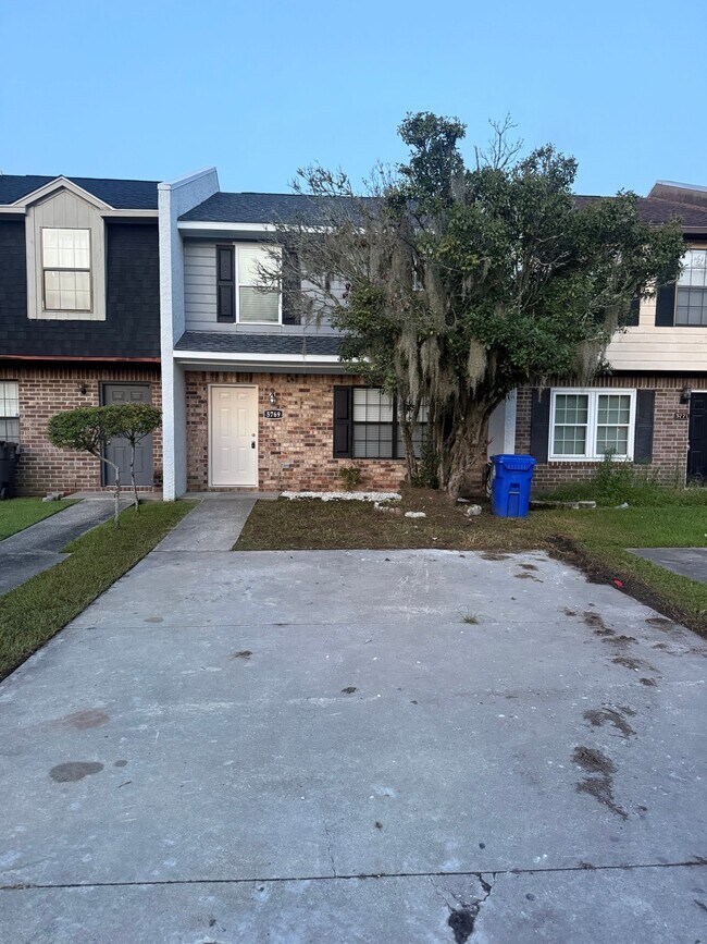 Building Photo - 5769 Dewsbury Ln
