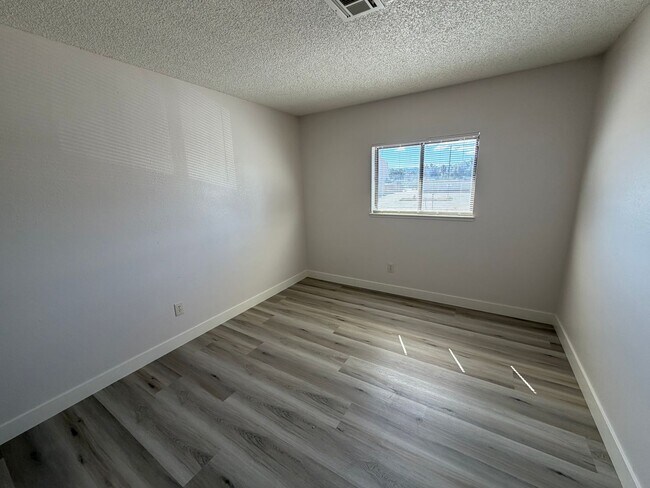 Building Photo - BEAUTIFULLY RENOVATED 3/2/2 CAR WITH DEN