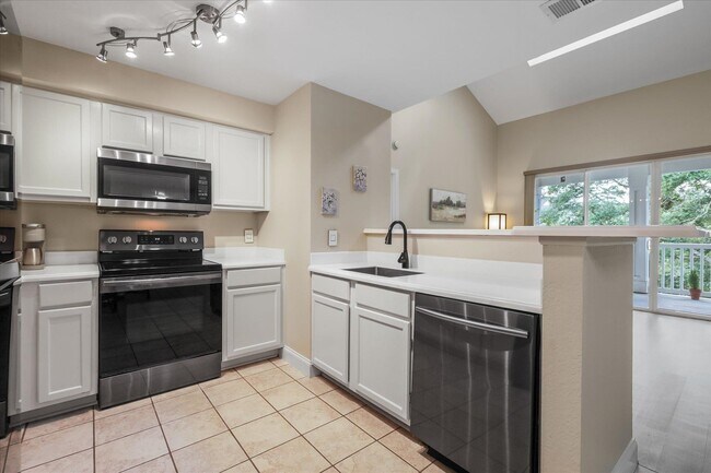 Building Photo - 2801 Chancellorsville Dr