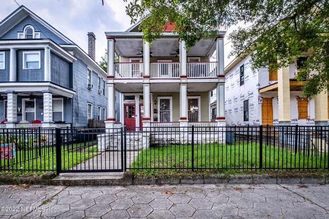 Primary Photo - 1913 Perry St