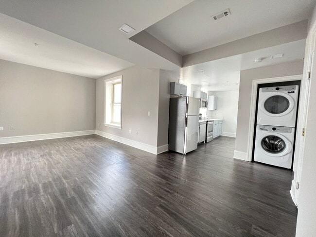 Interior Photo - 306 W Franklin