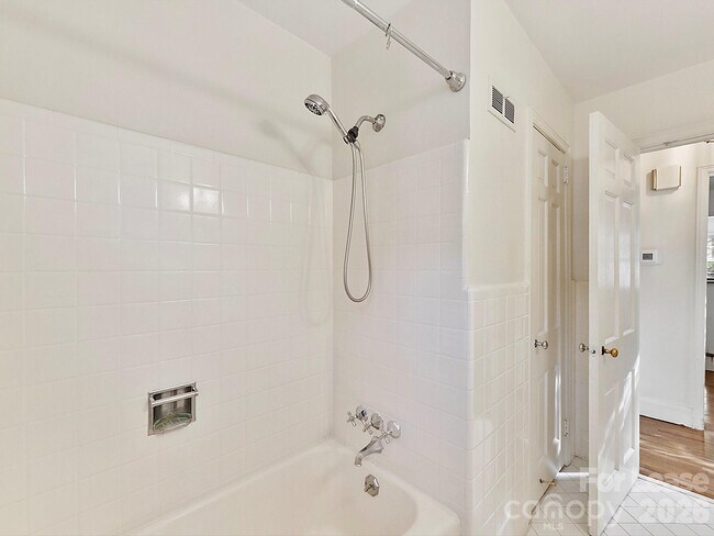 Building Photo - 711 Mt Vernon Ave