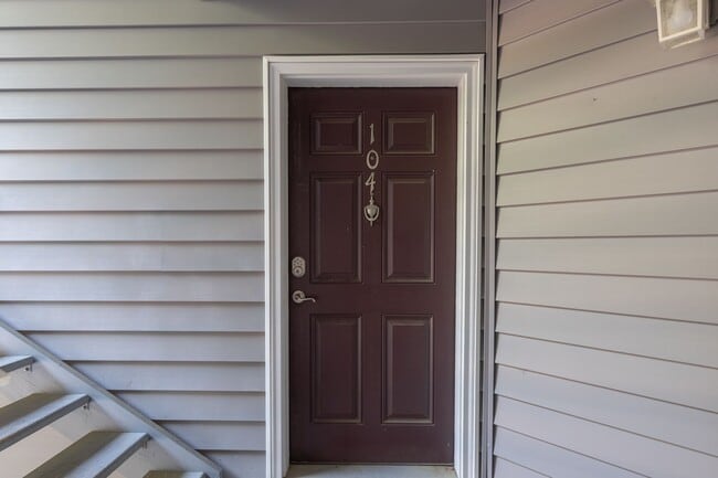 Building Photo - MOVE IN READY 2-bedroom in Virginia Beach!