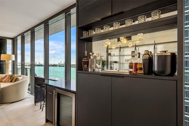 Building Photo - 700 NE 24th St