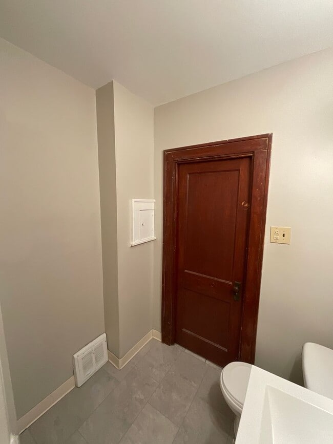 Building Photo - 9613 Sladden Ave