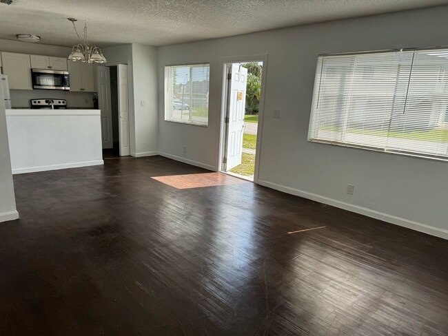 Building Photo - $1750 2 Bedroom 1 Bath ~*~ June Free! (Hab...