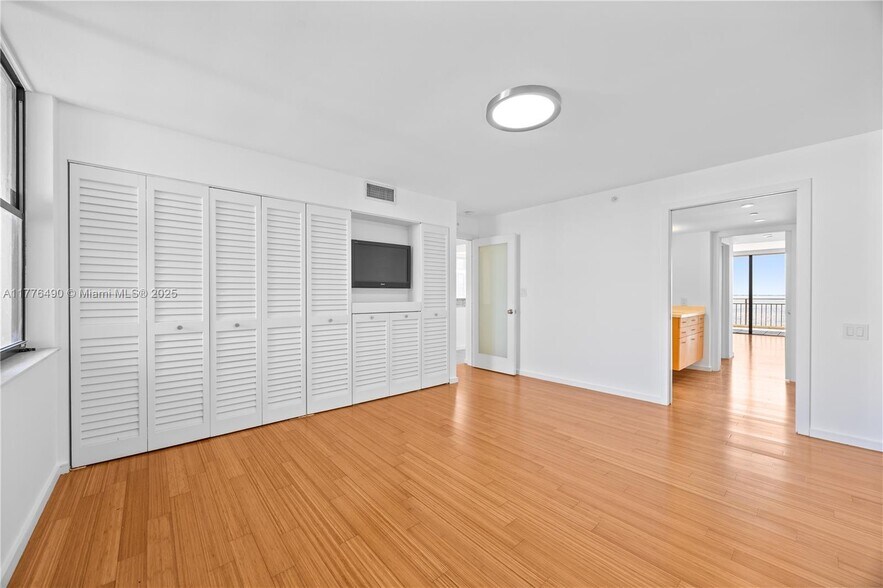 Building Photo - 1632 S Bayshore Ct