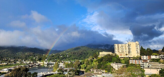Building Photo - 4 bed, 2.5 bath top floor corner unit cond...