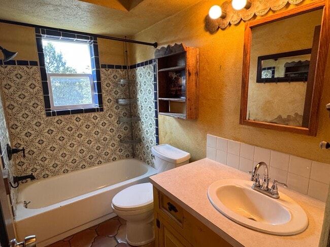 Building Photo - 2 Bedroom, 1 Bathroom Duplex in Santa Fe, NM