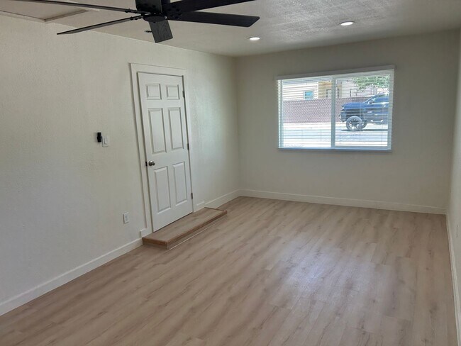 Building Photo - 2405 E Dortha Ave