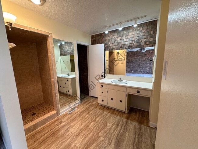 Building Photo - Gorgeous Multi-story Townhouse with Washer...