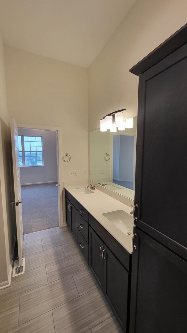 Building Photo - Maintenance free living in Blue Valley School district