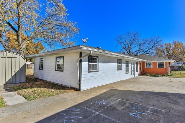 Building Photo - 1309 Magnolia-