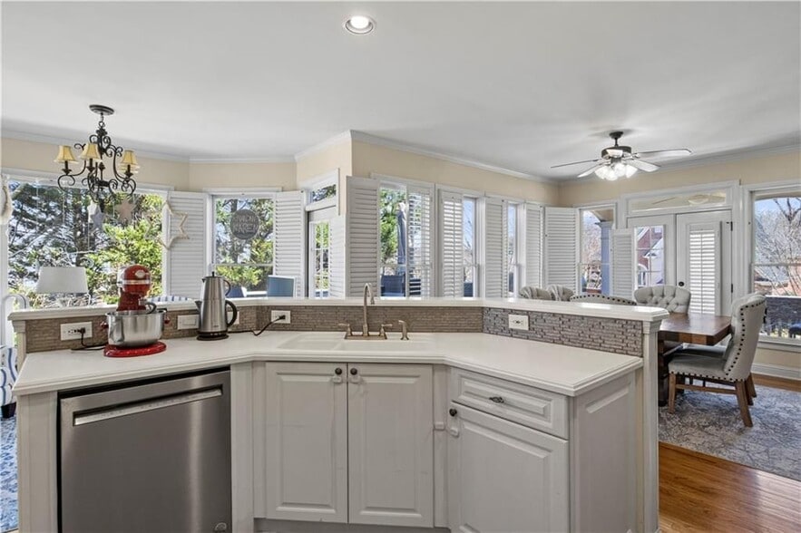 Building Photo - 5685 Lake Manor Trce