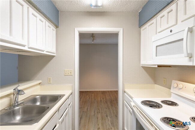 Building Photo - 1202 Thorpe Ln