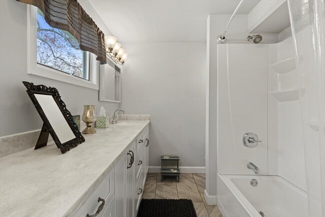 Building Photo - 930 Henry St