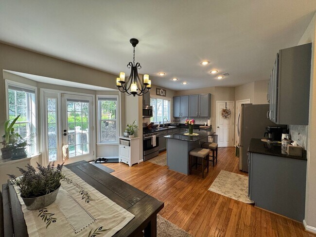 Building Photo - Stunning 4 Bed 3.5 Bath Single Family Home...