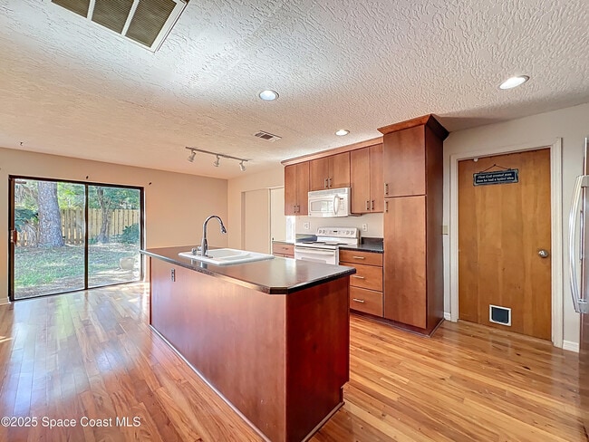 Building Photo - 640 Casa Grande Dr