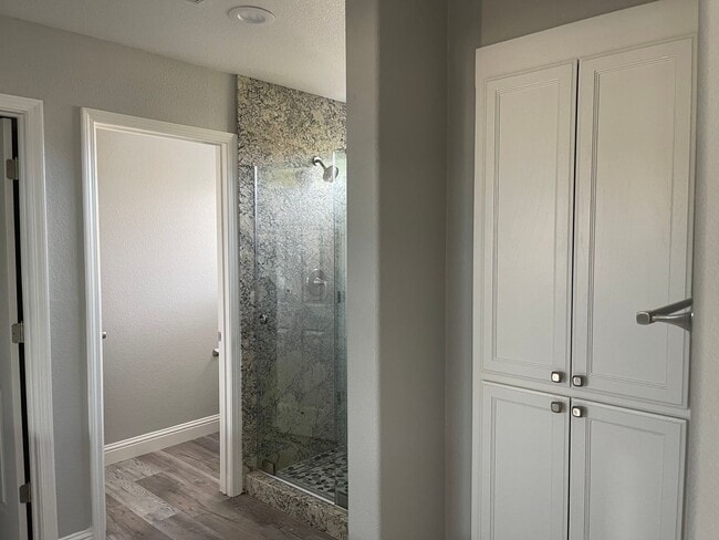 Building Photo - Beautiful 4 Bedroom 3 Bathroom with a pool