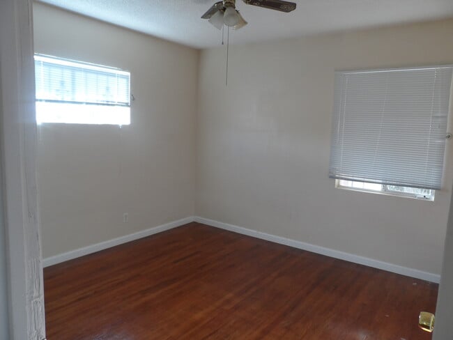 Building Photo - 3 Bedroom 2 Bathroom Home w/ Pool
