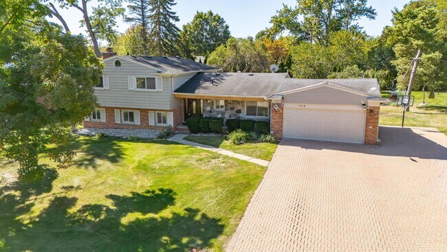 Primary Photo - 2616 Douglas Dr