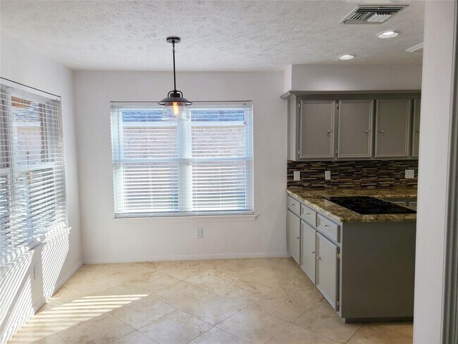 Building Photo - 15030 Vistamont Dr