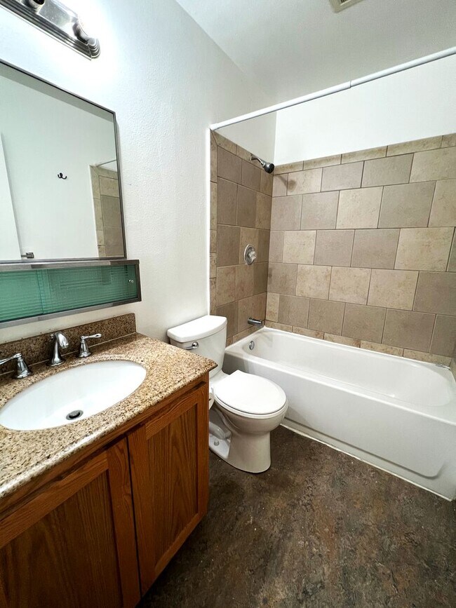 Building Photo - SFH 119 - Francis Duplex