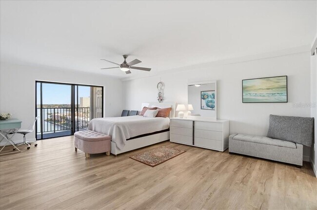 Building Photo - 7300 Sun Island Dr S