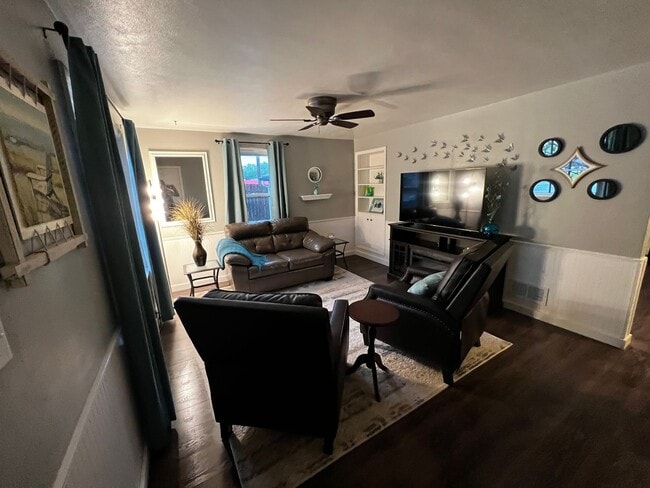 Building Photo - 1831 S Oneida St