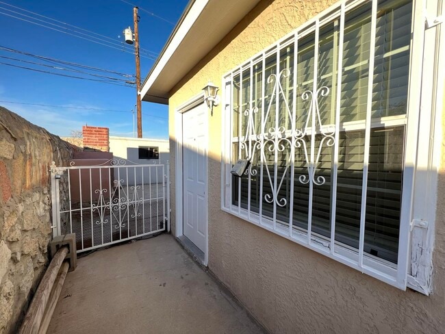 Building Photo - 2713 Fir St