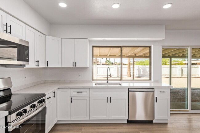 Building Photo - 816 E Saguaro St