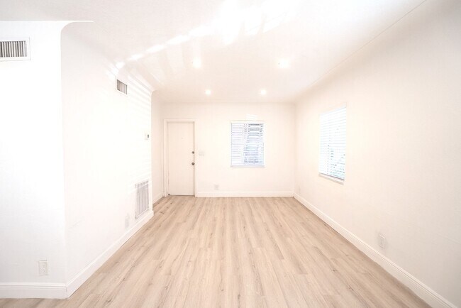 Building Photo - Charming 2 units building in Prime St. Pete Location