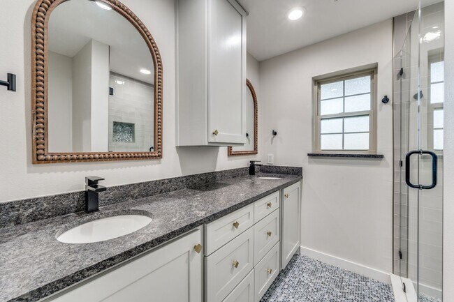 Building Photo - Extraordinary Irving Home on Quiet cul-de-sac!