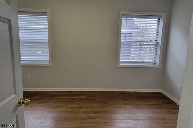 Building Photo - 117 Forest St