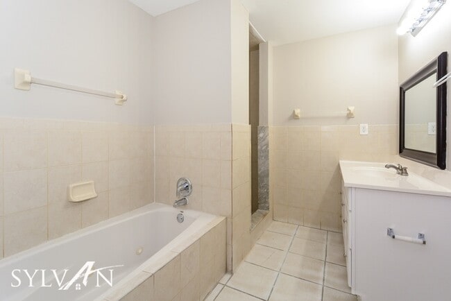 Building Photo - Cute, cozy and comfortable