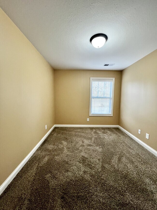Building Photo - Charming 3BR/2.5BA Home in Clarksville! PE...