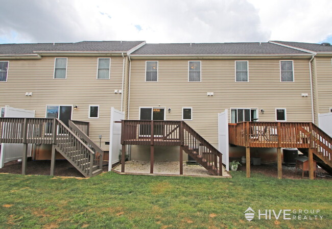 Building Photo - Modern 3BR Townhouse with Private Backyard...