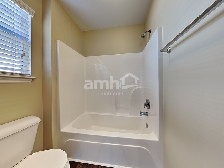 Building Photo - 9001 Greenbriar Dr