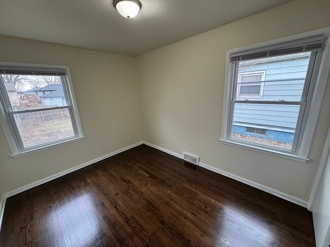 Building Photo - Move-In Ready Rental with Detached Garage