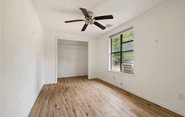 Building Photo - $1500 move-in special