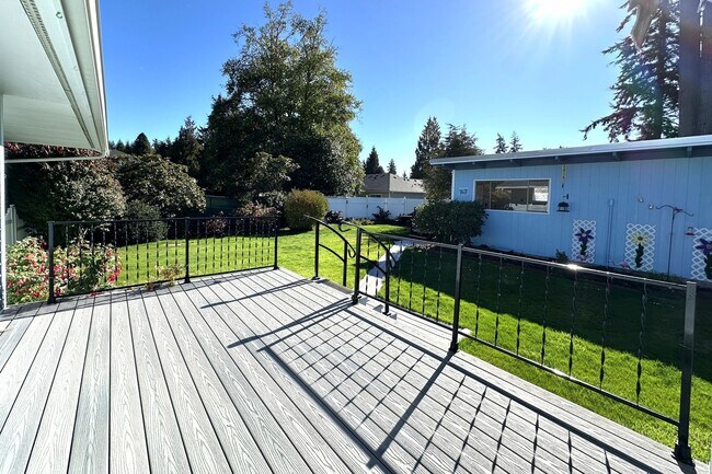 Building Photo - Beautiful Rambler in Gated Camaloch Golf c...