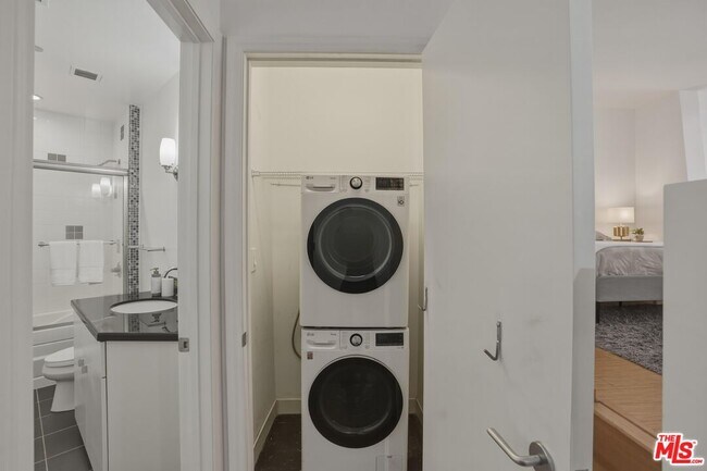 Building Photo - 1100 Wilshire Blvd