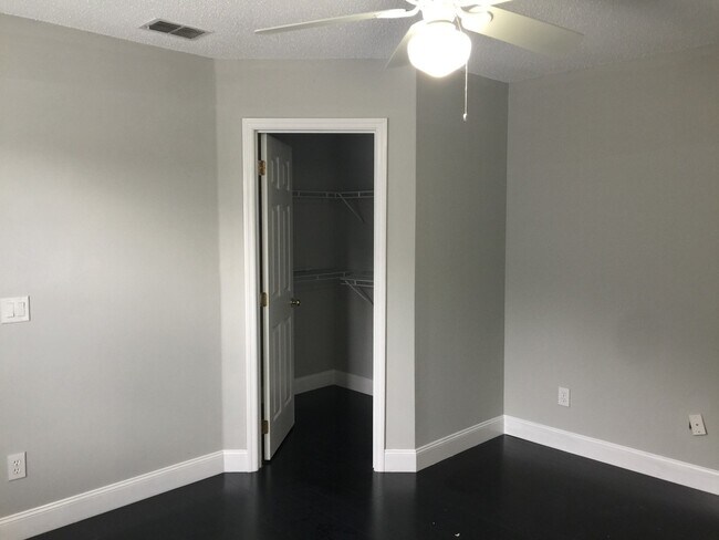 Building Photo - Gorgeous Townhouse in the heart of Avalon ...