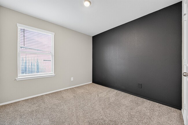 Building Photo - 40320 Hilltop Pr Dr