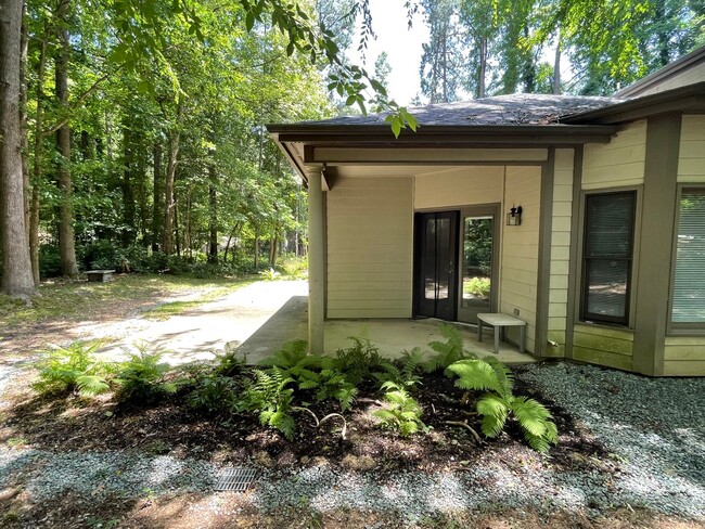 Building Photo - Charming, updated 3br house w/ separate ga...